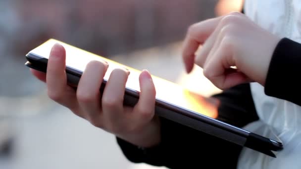 バルコニーにタブレット コンピューターを使用して女性の手のクローズ アップ — ストック動画