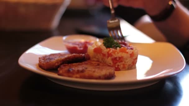 Jonge vrouw die het eten van rijst en viskoekjes met saus — Stockvideo