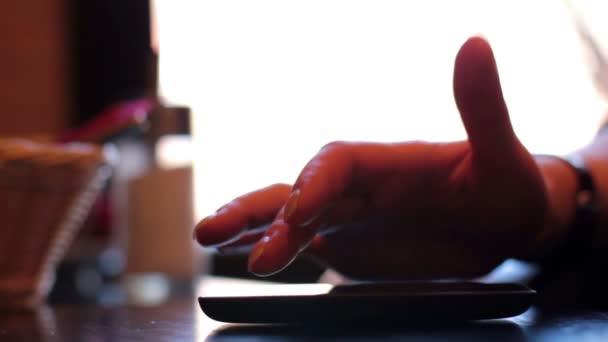 Las manos femeninas usando un teléfono inteligente en la cafetería — Vídeos de Stock