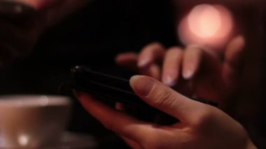 erkek kafede bir smartphone kullanarak eller ve garson sipariş getiriyor