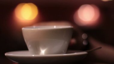 El Kupası, içki alır ve yerine koyar