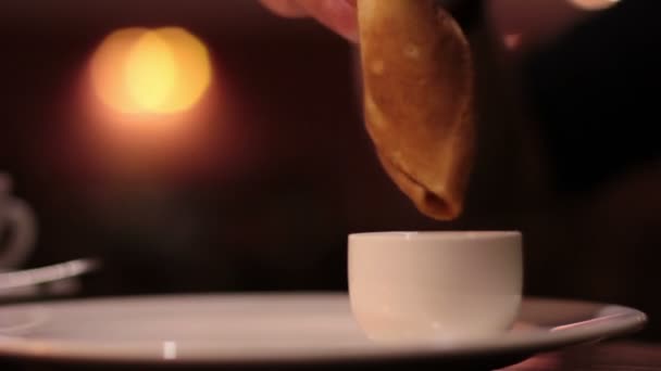 Mulher comendo panqueca em mãos de café close-up — Vídeo de Stock