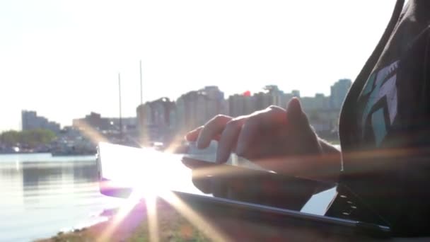 Flickan står på stranden och med en surfplatta — Stockvideo