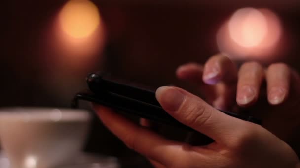在咖啡馆里使用智能手机的女性手 — 图库视频影像