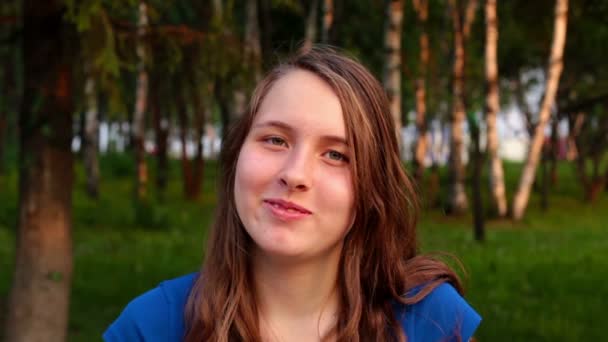 Lány és érzéseit, nevetve, mosolyogva és park zavarban fiatal lány portréja — Stock videók