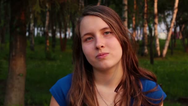 Young girl and feelings, portrait of serious young caucasian girl in the park — Stock Video