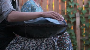 Yakından tank davulu çalan eller.