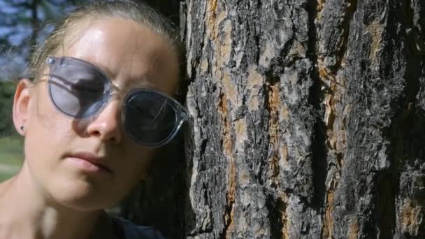 Retrato de una chica durmiendo junto a un árbol — Vídeos de Stock