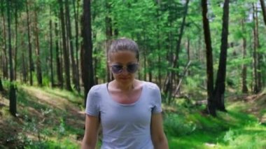 Ormanda yürüyen kız