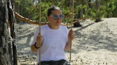 Kız salıncakta sallanıyor