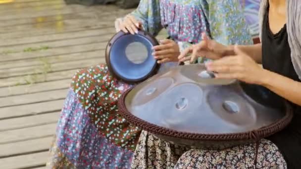 Holky hrajou na bicí nástroje. Přehrávání hudby na djembe a tank buben — Stock video