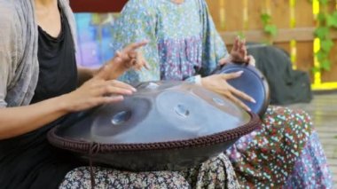 Kızlar perküsyon enstrümanları çalar. Tank davulu