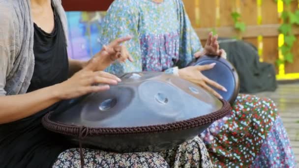 Le ragazze suonano strumenti a percussione. Tamburo serbatoio — Video Stock