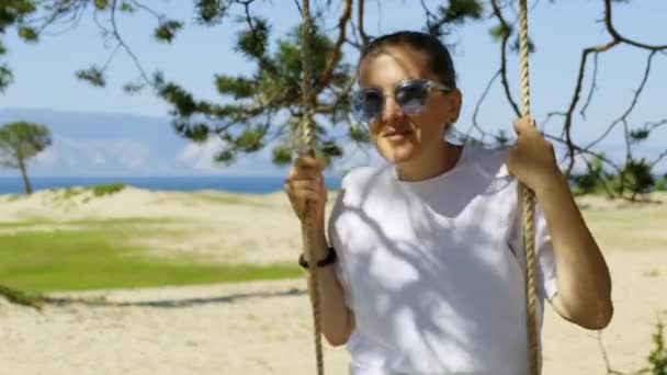 해변에서 줄타기를 하는 선글라스를 낀 소녀 — 비디오