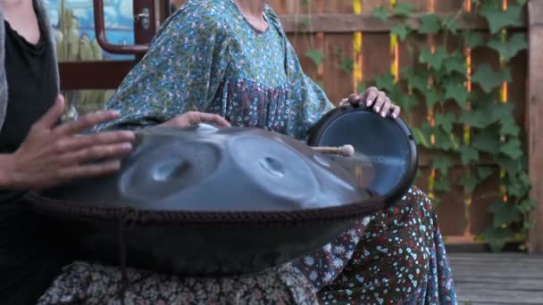 Mains de filles jouant des instruments de percussion : tambour de réservoir, djembe — Video