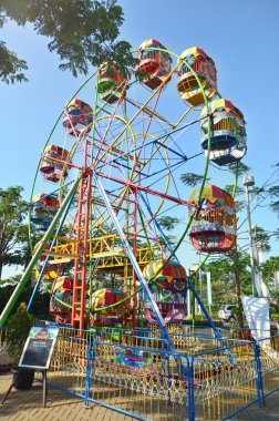 Parkta renkli dönme dolap