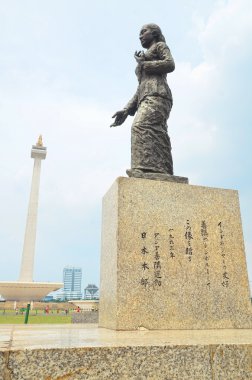 Jakarta, Endonezya. 29 Kasım 2014. R. A. temizlenirse Merdeka Meydanı'nda heykeli