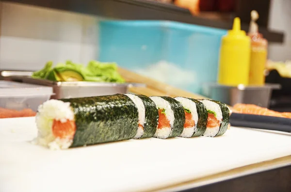 Sushi-Rolle auf dem Tablett — Stockfoto