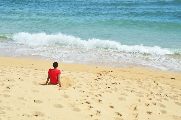 Uomo solitario godendo la spiaggia — Foto Stock