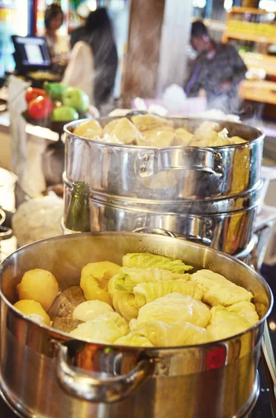 蒸し鍋で調理された siomay/焼売 ストック写真