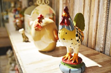 Rafta görüntülenen vintage tavuk heykeli