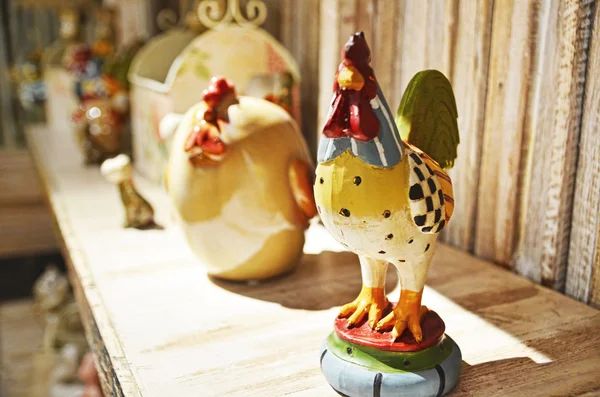 Rafta görüntülenen vintage tavuk heykeli