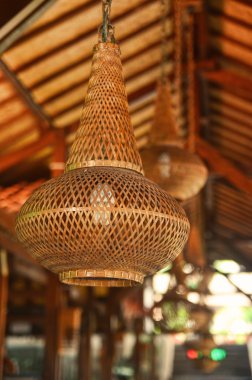 Dokuma asılı rattan lamba bir Sundanese restoranda