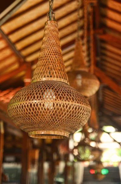 Pendurado lâmpada de vime tecida em um restaurante sundanês — Fotografia de Stock