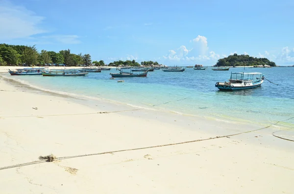 Paysage d'une plage avec des bateaux — Photo