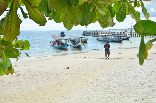 Barche da pesca in spiaggia — Foto Stock