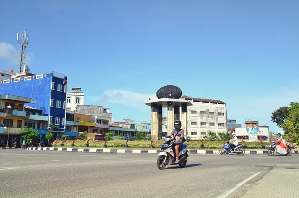 ビリトン島、スマトラ島、インドネシア。2015 年 5 月 13 日。タンジュン ・ パンダンのダウンタウンにバトゥ ・ サタム (石・ サタム) 記念碑 ストックフォト