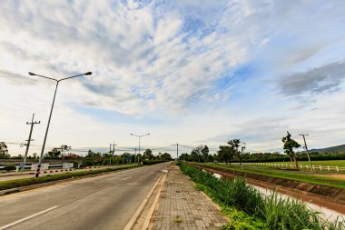 Asfalt yol Otoban boş yol bulutlar ve gökyüzü güneş doğar