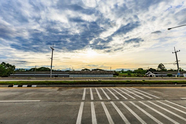 Asfalt yol Otoban boş yol bulutlar ve gökyüzü güneş doğar