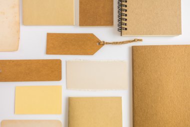 Çeşitli kağıt, karton, etiket, kart ve kitap koleksiyonu.