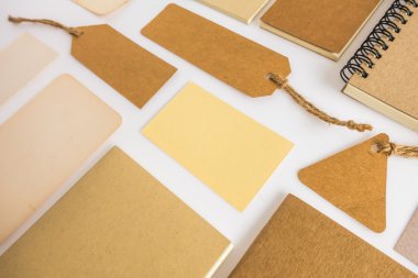 Çeşitli kağıt, karton, etiket, kart ve kitap koleksiyonu.