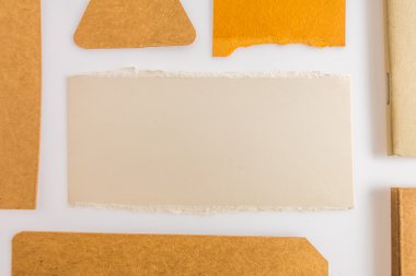 Çeşitli kağıt, karton, etiket, kart ve kitap koleksiyonu.