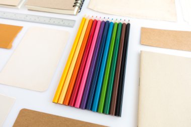 Çeşitli kağıt, karton, etiket, kart, kitap ve renkli kalemlerin toplanması.