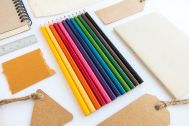 Çeşitli kağıt, karton, etiket, kart, kitap ve renkli kalemlerin toplanması.