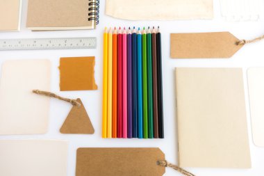 Çeşitli kağıt, karton, etiket, kart, kitap ve renkli kalemlerin toplanması.