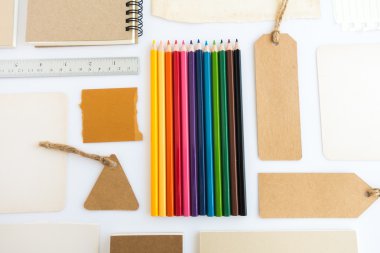 Çeşitli kağıt, karton, etiket, kart, kitap ve renkli kalemlerin toplanması.