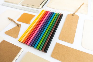 Çeşitli kağıt, karton, etiket, kart, kitap ve renkli kalemlerin toplanması.