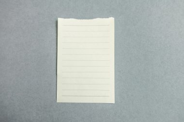 Yumuşak gölgeli boş nota kağıdı.