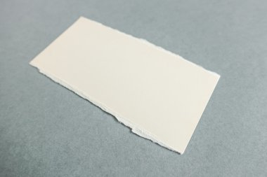 Yumuşak gölgeli yırtılmış kağıt parçaları.