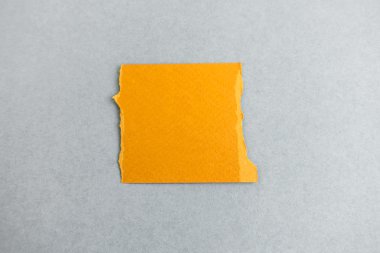 Yumuşak gölgeli yırtılmış kağıt parçaları.