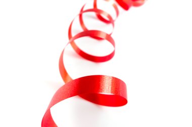 Beyaz arkaplanda yumuşak gölgesi olan parlak kırmızı kurdele