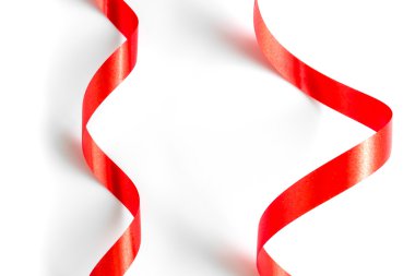 Beyaz arkaplanda yumuşak gölgesi olan parlak kırmızı kurdele