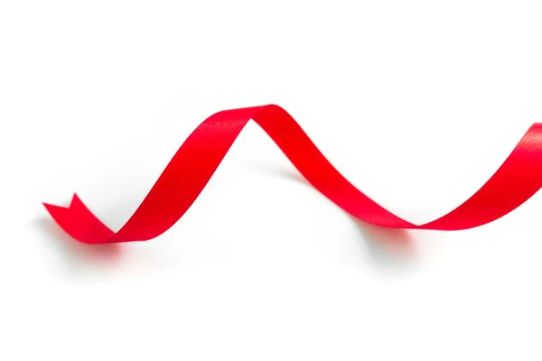 Beyaz arkaplanda yumuşak gölgesi olan parlak kırmızı kurdele