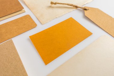 Çeşitli kağıt, karton, etiket, kart ve kitap koleksiyonu.