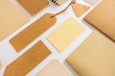 Çeşitli kağıt, karton, etiket, kart ve kitap koleksiyonu.