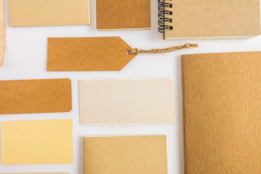 Çeşitli kağıt, karton, etiket, kart ve kitap koleksiyonu.